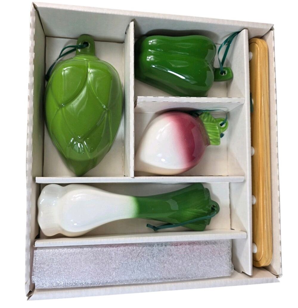 Vintage 1983 Avon Gallery Originals Vegetable Measuring Cup Spoon Set Wall Rack